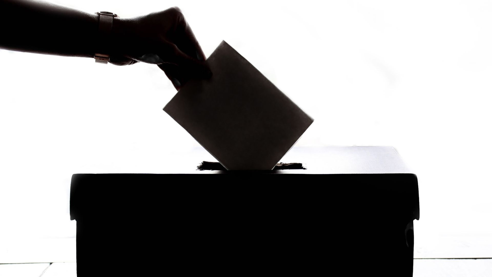 Els estrangers que vulguin votar a les municipals s’han d’inscriure al cens electoral